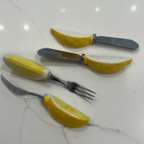 Vintage Set Of 2 Butter Cheese
Knives & 2 Forks (Lemons) - Picture 2 of 3